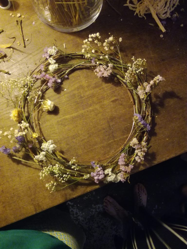 Photo d'une couronne de fleurs pendant l'atelier art floral