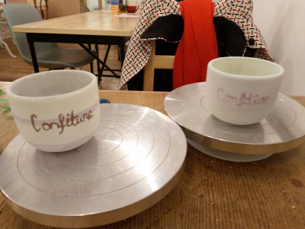 Photo de 2 bols fabriqués durant l'atelier peinture sur céramique 2