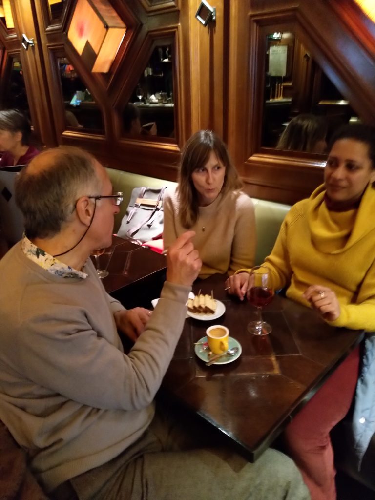 Photo d'un groupe de conversation dans un café durant une visite guidée