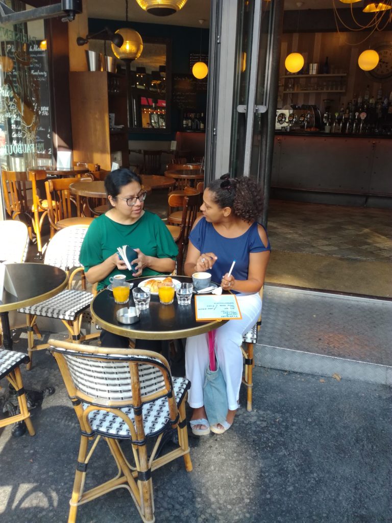 Photo de personnes discutant au café en extérieur