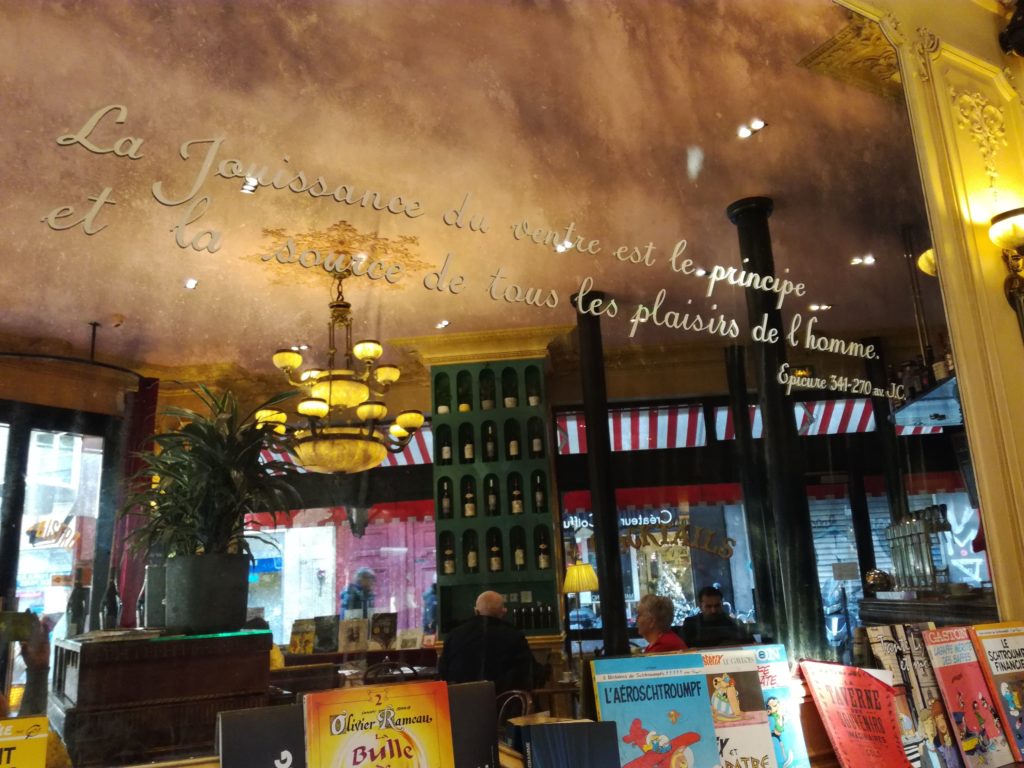 Photo du miroir murale d'un café citant Epicure