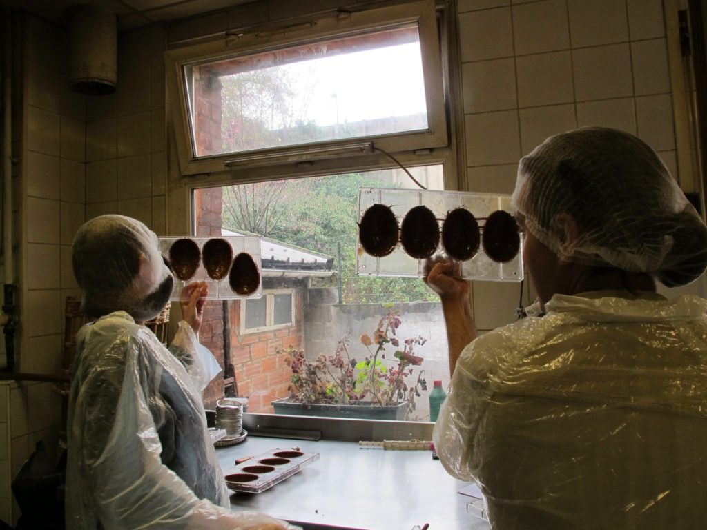 Photo atelier boulangerie confection d'oeufs de pâque au chocolat 3