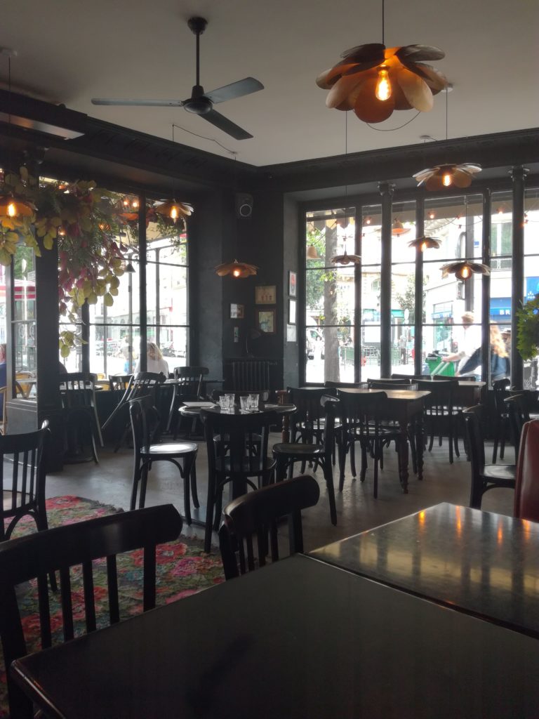 Photo d'intérieur d'un café parissien dans le 3ieme arrondissement