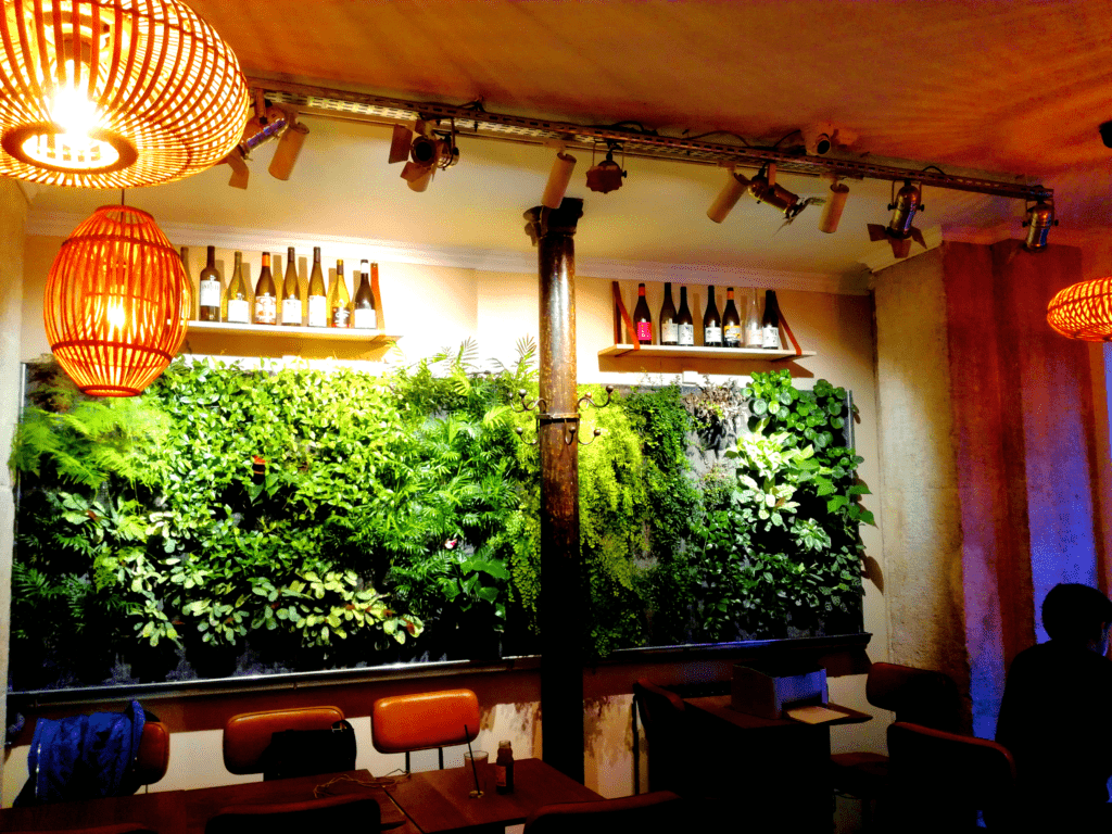 Photo d'intérieur d'un restaurant avec un mur végétalisé